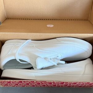 Vans Triple White Sneakers NEW in box Women’s size 11